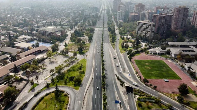 Vista aérea de la vacía avenida Kennedy en Santiago, Chile. Foto: AFP