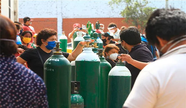 Familiares de pacientes con coronavirus hacen cola con balones de oxígeno en una distribuidora de Trujillo. Foto: Jaime Mendoza Ruiz (La República)