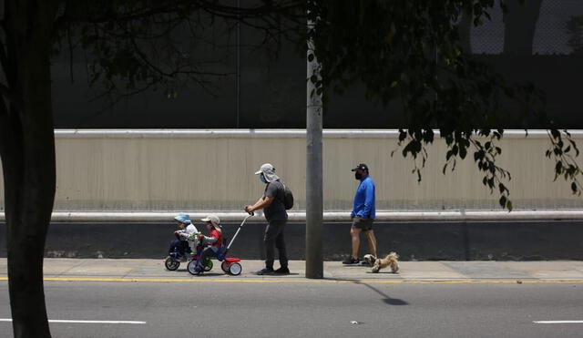 Limeños en calles aledañas a la avenida Arequipa. Foto: Flavio Matos/La República