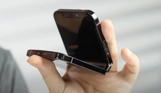 Para desarrollar este prototipo de iPhone plegable también fue necesario un par de Motorola Razr 2019. Foto: canal de YouTube Tech Aesthetics.