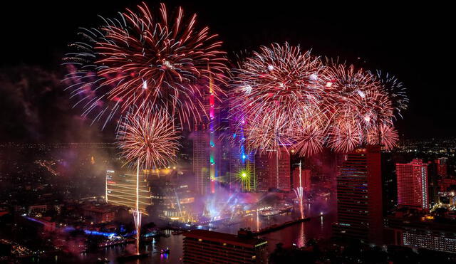 Imagen de fuegos artificiales en Tailandia por el Año Nuevo 2019 | Foto referencial: AFP