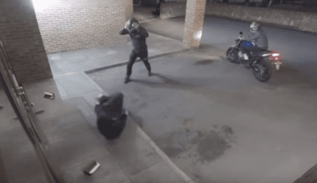 Youtube: Ladrón huye de intento de robo al noquear a su compañero de crimen [VIDEO]