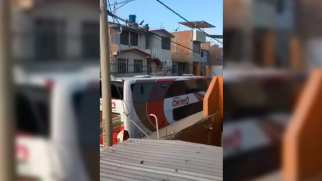 Bus interprovincial derriba cables por ingresar en calle estrecha [VIDEO]
