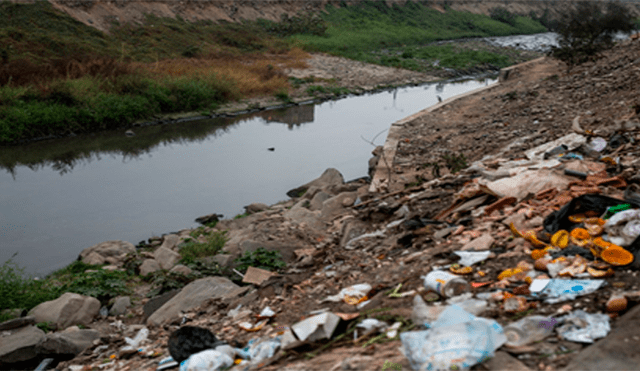 Moradores y transeúntes de la zona contaminan el río Rímac. Foto: John Reyes / La República.