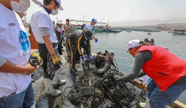 Recogen más de una tonelada de basura del fondo del mar en Moquegua
