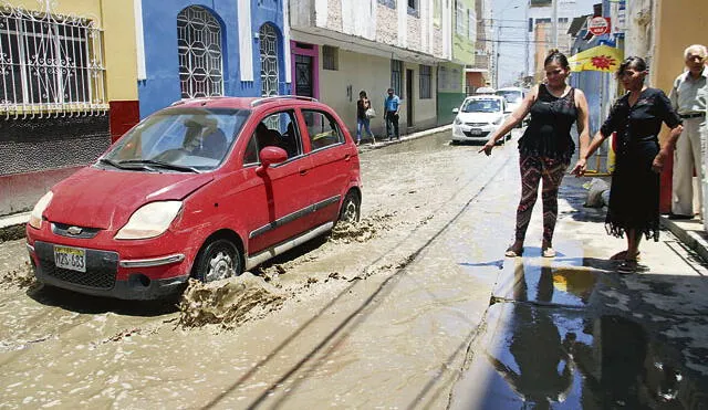 Moradores hacen sentir su malestar por el colapso de desagüe en Leoncio Prado