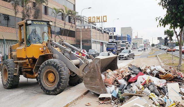 Callao: recogen desmonte y basura acumulados en ciclovía de Av. Colonial 