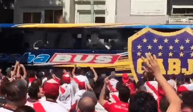 Final Copa Libertadores 2018: hinchada de River aventó piedras y gas pimienta al bus de Boca [VIDEO]