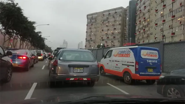 Cercado de Lima: autos estacionados crean congestión vehicular