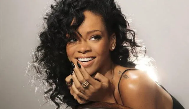 Rihanna sorprende con excéntrico look en Festival de Coachella