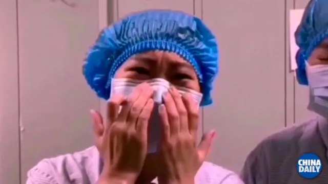 Coronavirus: el desgarrador llanto de una enfermera al despedirse de sus pacientes dados de alta [VIDEO]