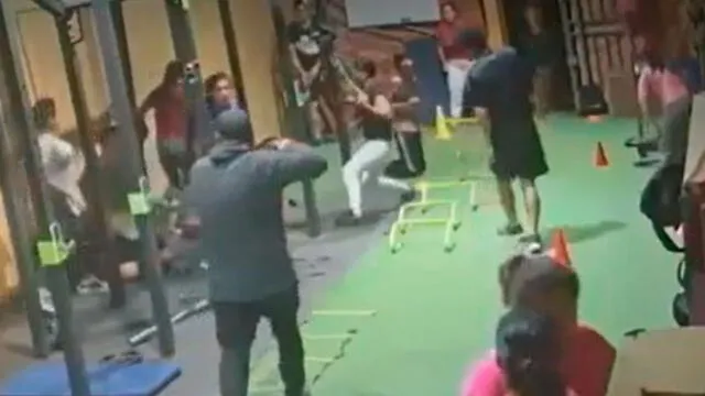 Tres ladrones ingresaron a gimnasio y robaron a alumnos. Créditos: Captura América Televisión.