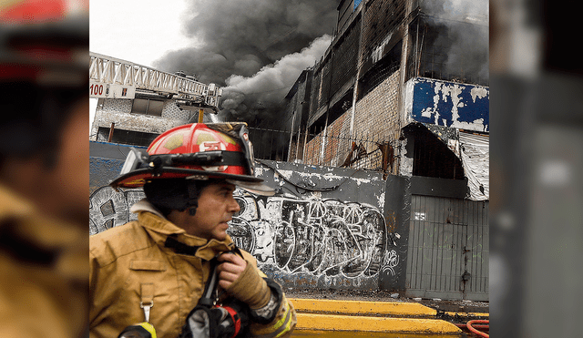 Voraz incendio destruye fábrica de plásticos en la avenida Colonial