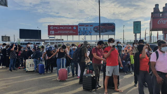 Atienden pedido de pasajeros varados en aeropuerto Jorge Chávez tras cancelación de sus vuelos