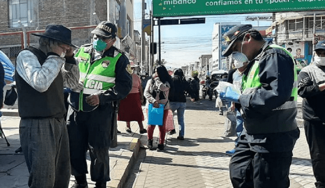 Policías de Arequipa regalan mascarillas a ancianos que acuden a mercados.