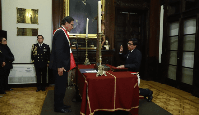 Vicente Zeballos, exministro de Justicia, jura ante el presidente Martín Vizcarra como primer ministro. Foto: Presidencia.