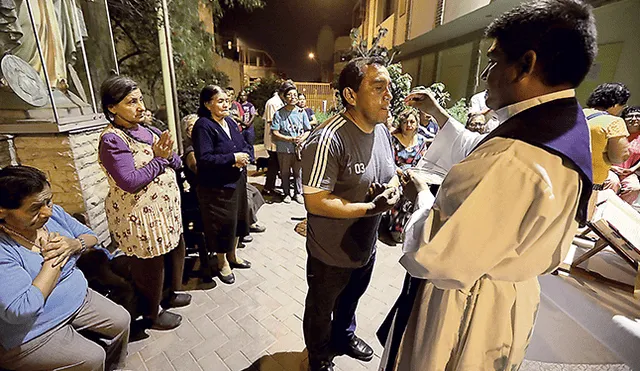 Con él. Los vecinos de VMT oraron anoche por el padre Luis Núñez del Prado Reynoso. Foto: Jorge Cerdán