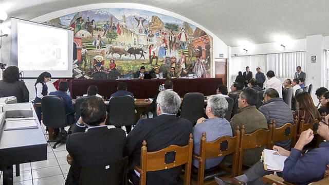 Exposición. Alcalde Omar Candia y regidores fueron notificados con informe anual de OCI.