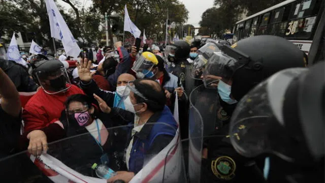 Protesta del sector salud por mejoras en el sistema. Créditos: Jorge Cerdán / La República.