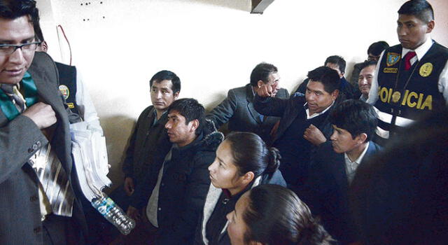 CAPTADOS. Jesús Tacuri, Lewis Turpo y Nélida Achata Linares (primera de la fila) fueron recluidos en penal por orden judicial.