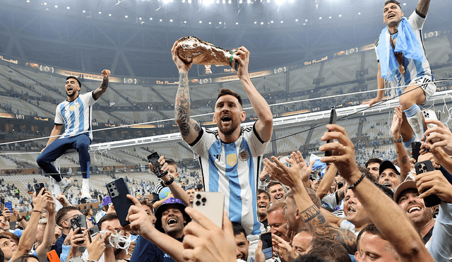 Lionel Messi alza el trofeo del Mundial de Qatar 2022 después de que Argentina se impusiera a Francia en la final celebrada en el estadio Lusail. Foto: EFE/Tolga Bozoglu