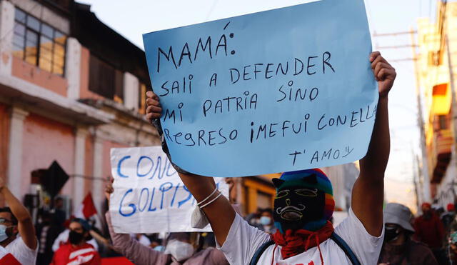 Protestantes se volcaron a las calles con carteles que plasmaban reclamos. Foto: La República.