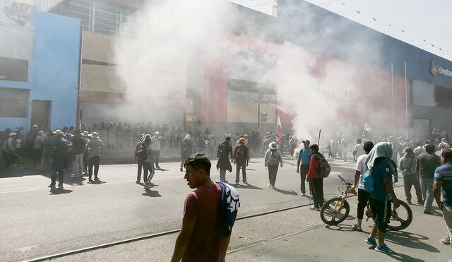 LOCAL DE PLAZA VEA. Según testigos, el intento de ingresar por la fuerza al establecimiento, ocurrió cuando un grupo de manifestantes pasaba. Fueron repelidos con bombas lacrimógenas.