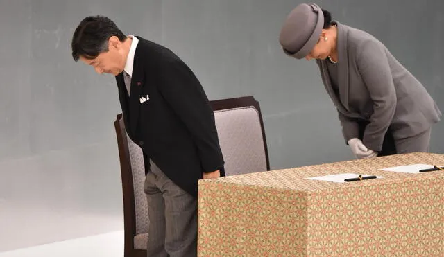 El emperador japonés Naruhito (L) y la emperatriz Masako (R) se inclinan ante un altar