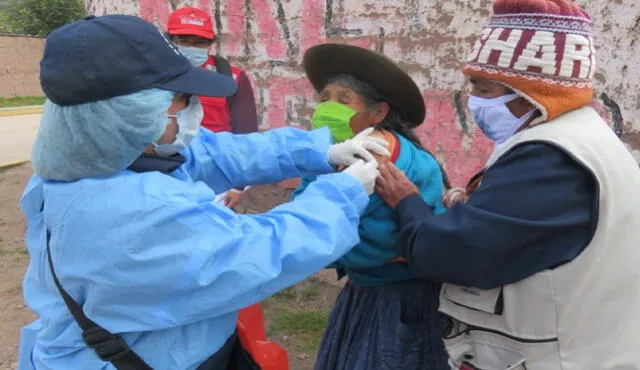La Diresa Cusco inició un proceso de vacunación de los adultos mayores para evitar las muertes por neumonia.