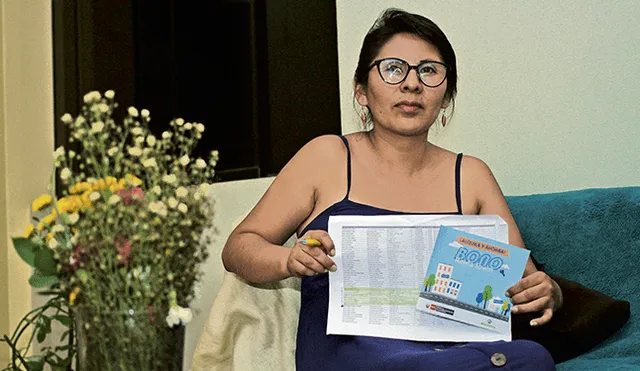 Elegible. Carolina Huamán con el afiche que le brindó el FMV donde figuran todos los requisitos que debe tener la vivienda para que pueda acceder al bono. Foto: Virgilio Grajeda.