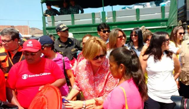 Primera Dama entrega ayuda humanitaria en Lambayeque