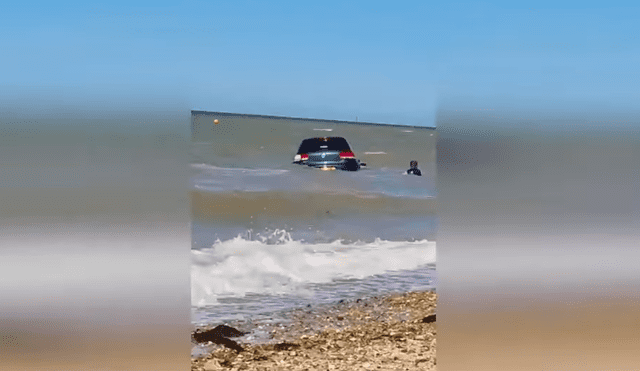 A través de Facebook se hizo viral el momento en que un joven se mete al océano al ver que el agua se estaba llevando su auto.