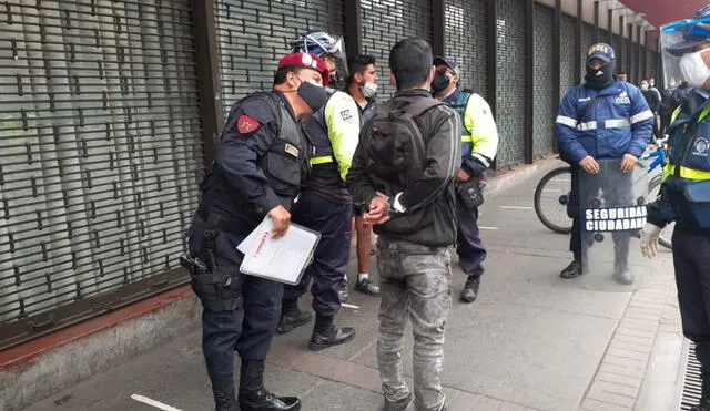 Sujetos amenazan a serena por intervenirlos mientras miccionaban en la vía pública. / Creditos: Municipalidad de Lima