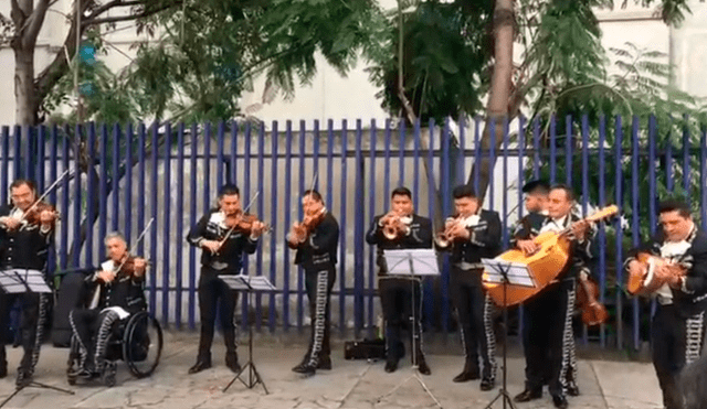 En Facebook, unos mariachis aprovecharon la visita de los hermanos Jonas a México, para tocar una de sus canciones.