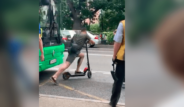 Vía YouTube. Joven que manejaba scooter eléctrico obtuvo un terrible desenlace tras subir a un autobús para pegarle al conductor