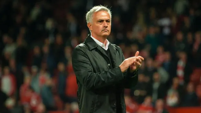 El extraño gesto de José Mourinho a la afición del Manchester United [VIDEO]