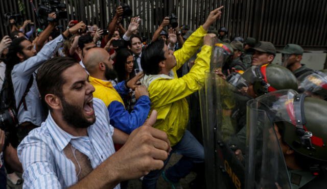Venezuela: Diputados opositores de la Asamblea Nacional fueron agredidos por la policía [VIDEO]