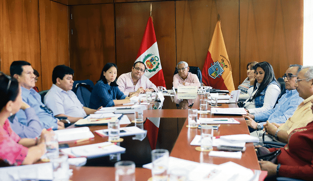 Coordinación. Juan Martínez, titular de Servir, se reunió con el gobernador regional y funcionarios del GRL.