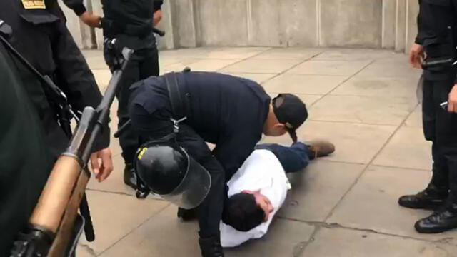 Arequipa: Policía detuvo a Martínez por encadenarse en Palacio de Gobierno y su partido lo respalda