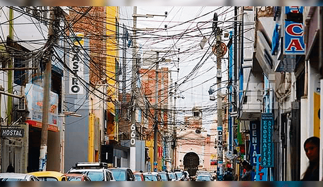 peligro. El tendido de cables en el centro de la ciudad aumenta el riesgo de cortocircuitos e incendios.