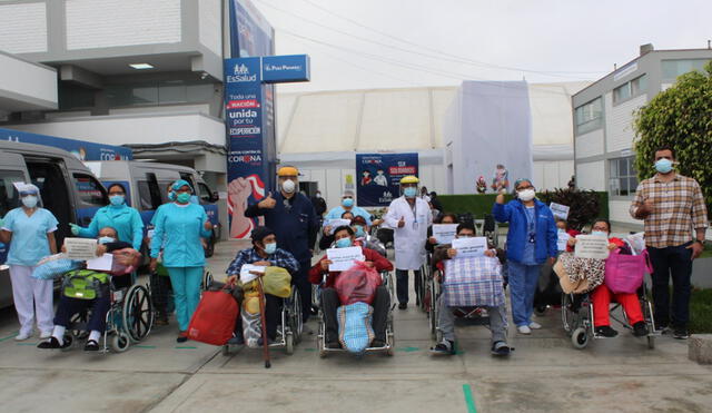 Pacientes son despedidos por personal de salud de la Villa Mongrut tras recibir el alta médica. (Foto: EsSalud)