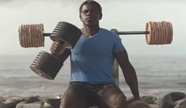 YouTube: Hombre limpia la playa y con los desperdicios construye peculiar gimnasio gratuito