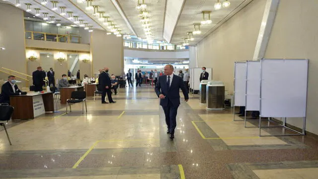Russian President Vladimir Putin walks at a polling station as he casts his ballot in a nationwide vote on constitutional reforms in Moscow on July 1, 2020. (Photo by Alexey DRUZHININ / SPUTNIK / AFP)
