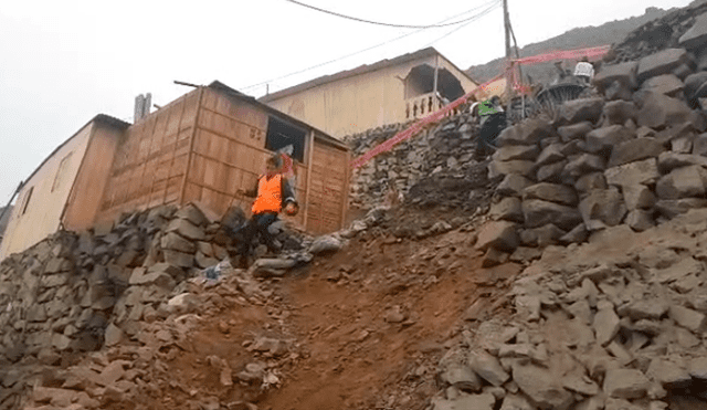 S.J.L.: Niñas son rescatadas tras derrumbe en cerro [VIDEO]