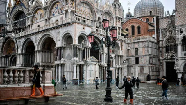 Al menos dos personas murieron tras las inundaciones en Venecia. Foto: AFP