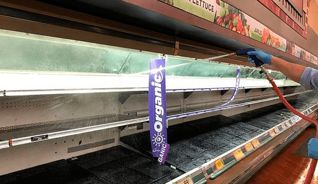 Gerrity's Supermarket desinfectando sus góndolas. Foto: Bio Bio de Chile