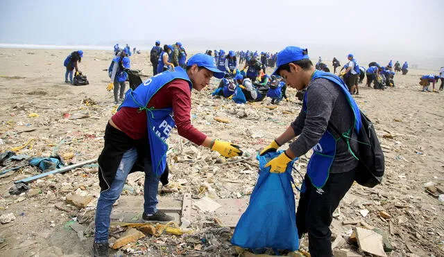 Recogen siete toneladas de residuos de la playa Costa Azul de Ventanilla
