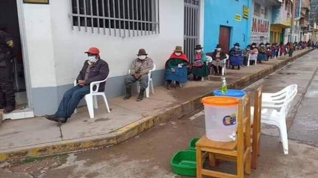 La sede del Banco Nación en la localidad de Uripa colocó sillas en las veredas para que los adultos mayores esperen tranquilos su turno para el cobro de su pensión.