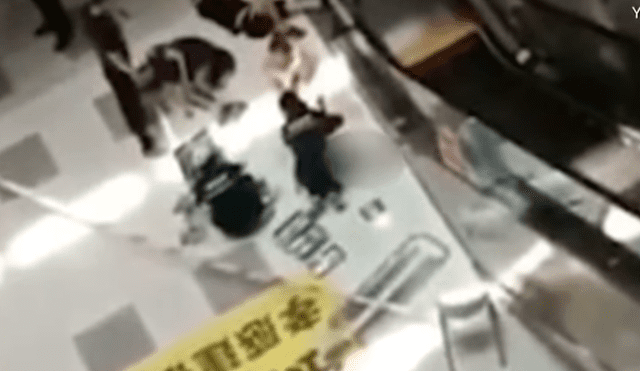 YouTube: Terrible momento en que un niño cae de las escaleras mecánicas [VIDEO]