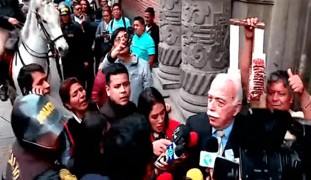 Ambulante intenta vender maní a Carlos Tubino y envía saludos a las cámaras [VIDEO]